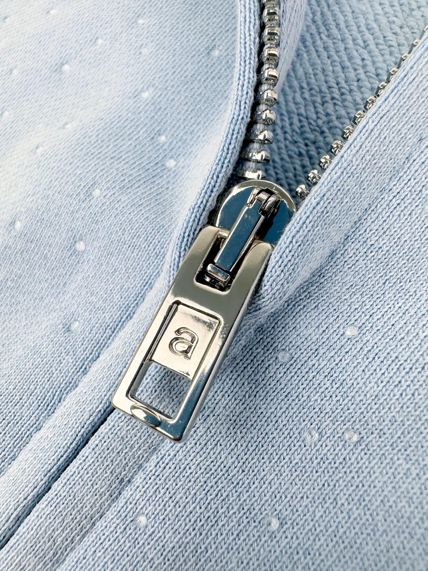 AP Alexander Wang ， ， 。 Light Blue ， ， ， 。 ， ， ， ， 。 ， ， ； ， ， ， 。Light Blue ， 。 1. ， Alexander Wang ， 、 。 2 ， ， 。 3. ， ， Retro 。 ： 1:1 AW 1:1 AW ： Size： S M L ： DD 171